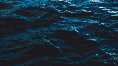 Auf hoher See mit Luftmatraze gerettet