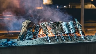 Espetos de Sardinas: Wo man sie am besten isst