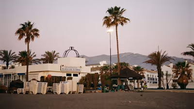 Torremolinos installiert thematische Duschen an seinen Stränden