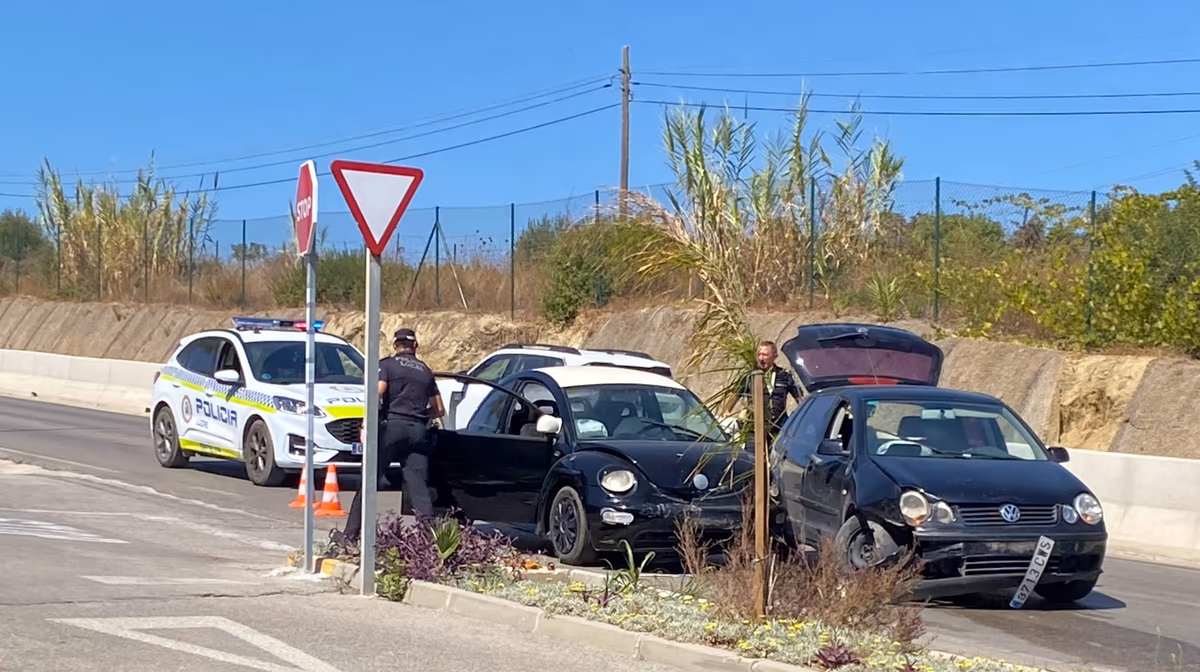 Zwei Autos kollidieren auf der Auffahrtsstraße nach Manilva